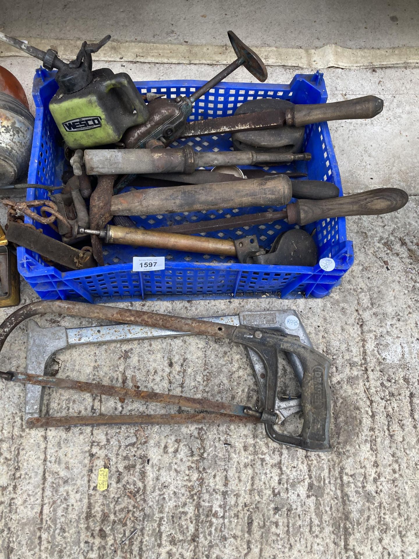 AN ASSORTMENT OF VINTAGE TOOLS TO INCLUDE FILES, RASPS, SPANNERS AND SAWS ETC - Image 2 of 5