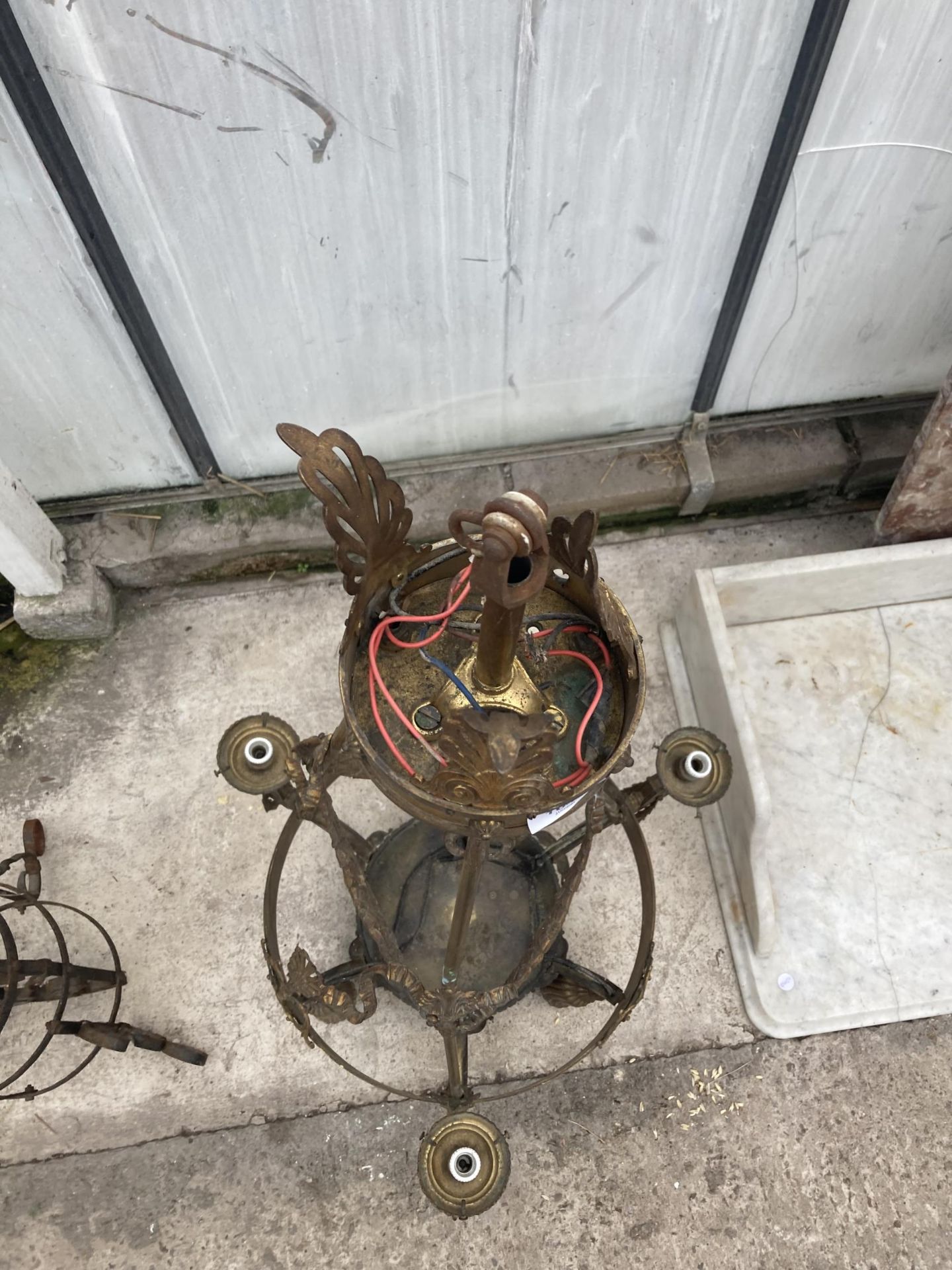 A VINTAGE BRASS THREE BRANCH CIELING LIGHT FITTING - Image 3 of 3
