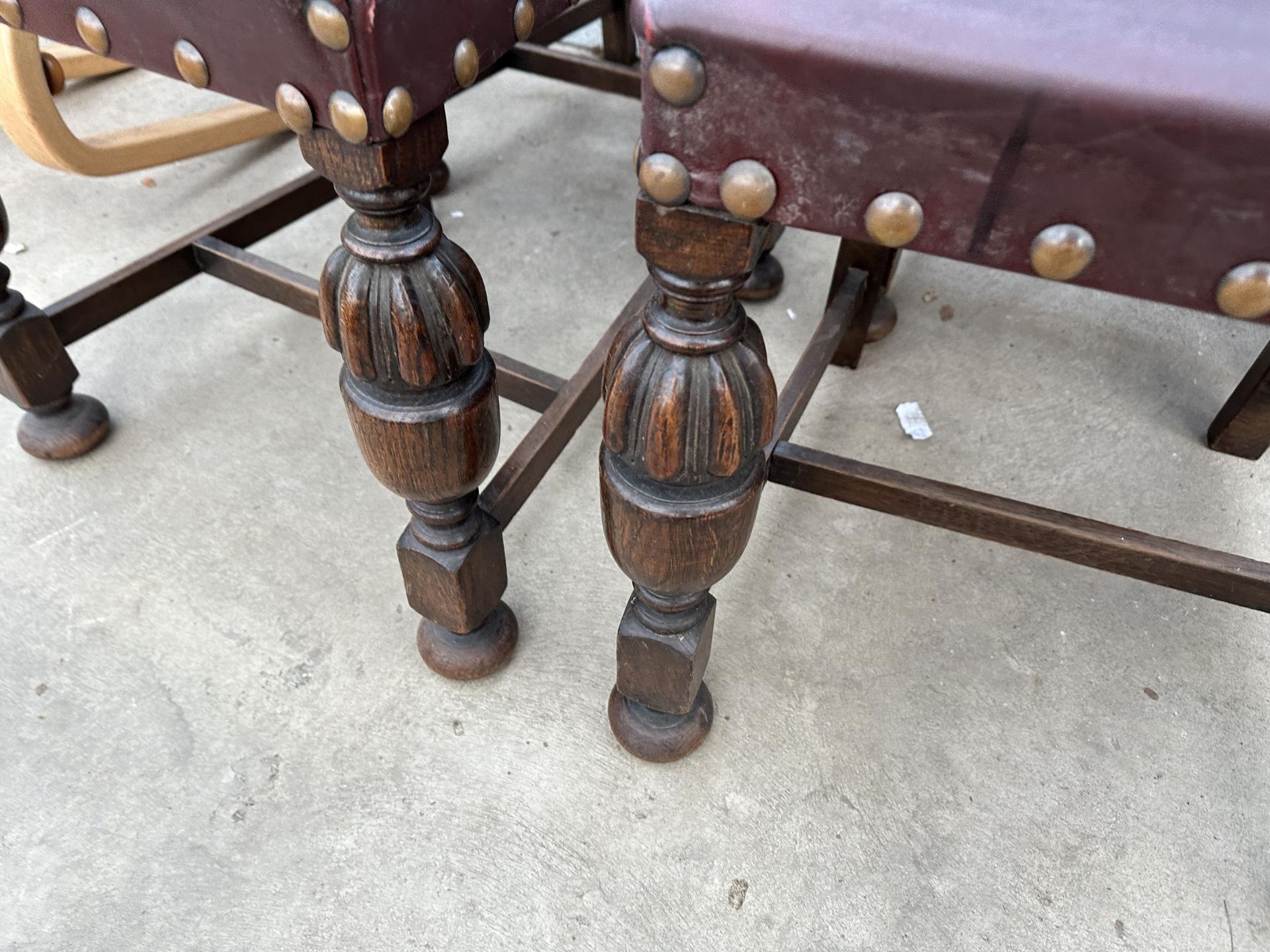 A SET OF FOUR OAK EARLY 20TH CENTURY JACOBEAN STYLE CHAIRS - Image 4 of 5