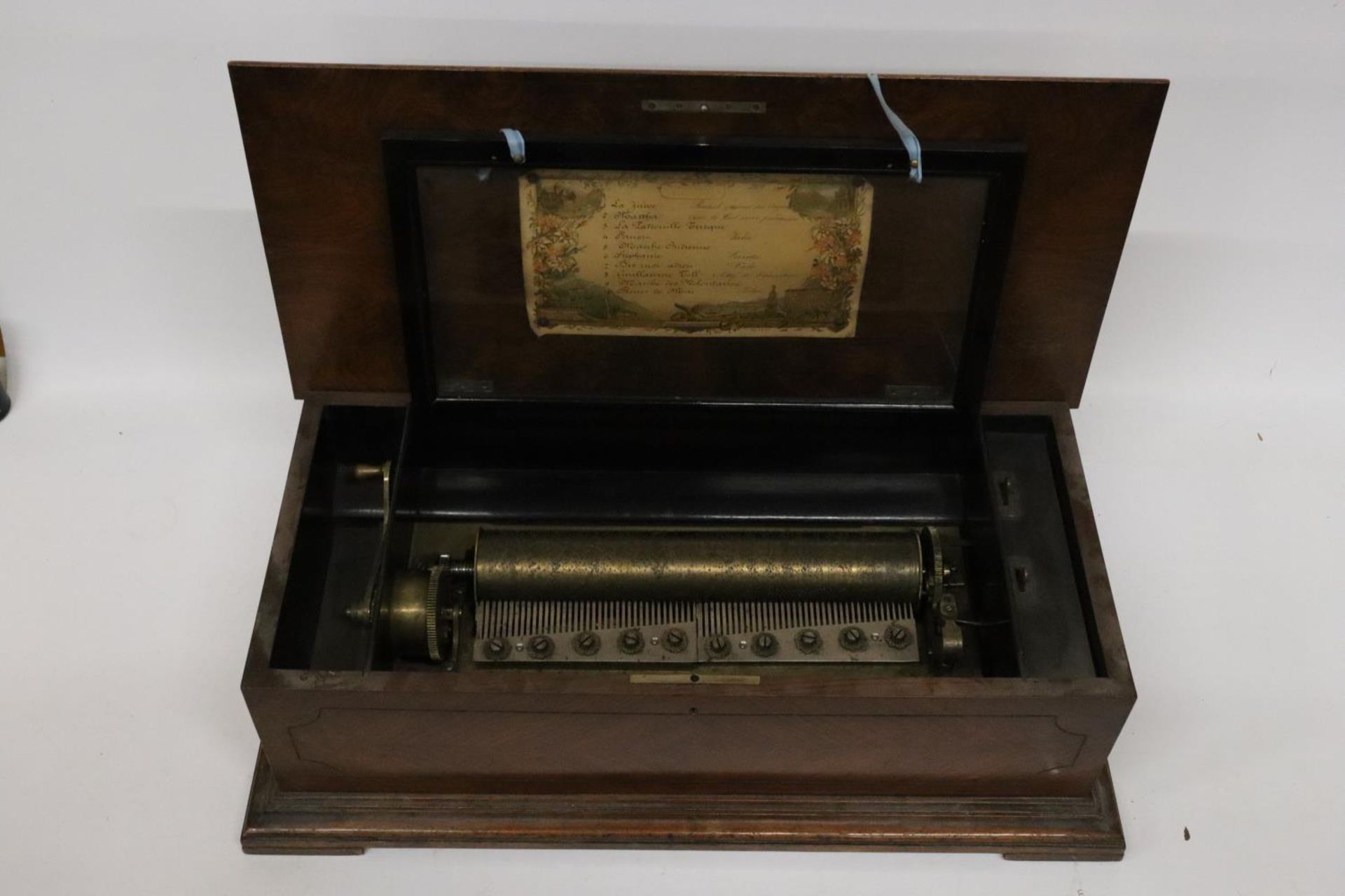 A LATE 19TH CENTURY ROSEWOOD CASED MUSIC BOX WITH TEN AIRS - 66CM (W), 33CM (D), 21CM (H) - SPRING - Bild 4 aus 9