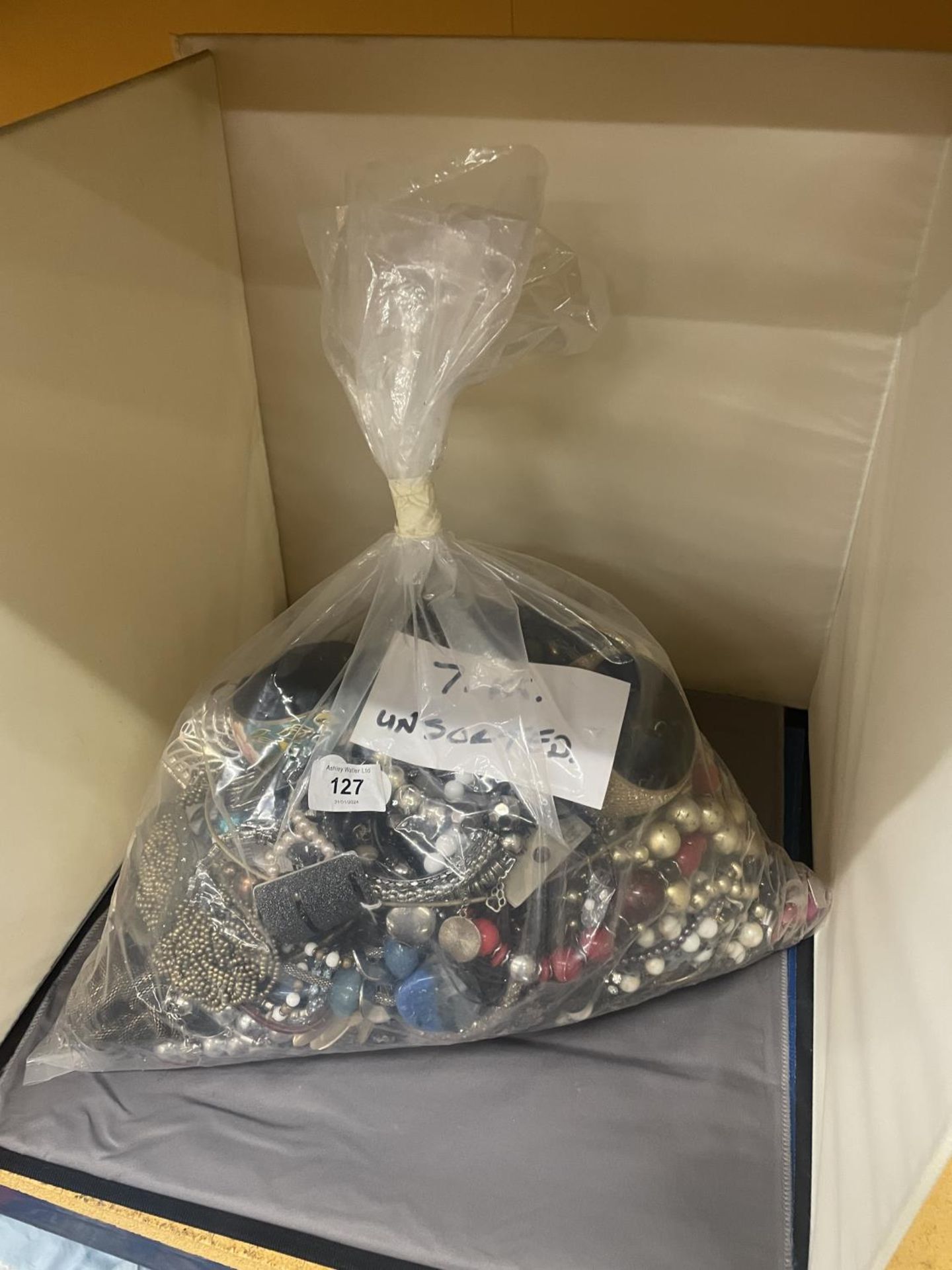 A LARGE QUANTITY OF UNSORTED COSTUME JEWELLERY - 7 KG IN TOTAL