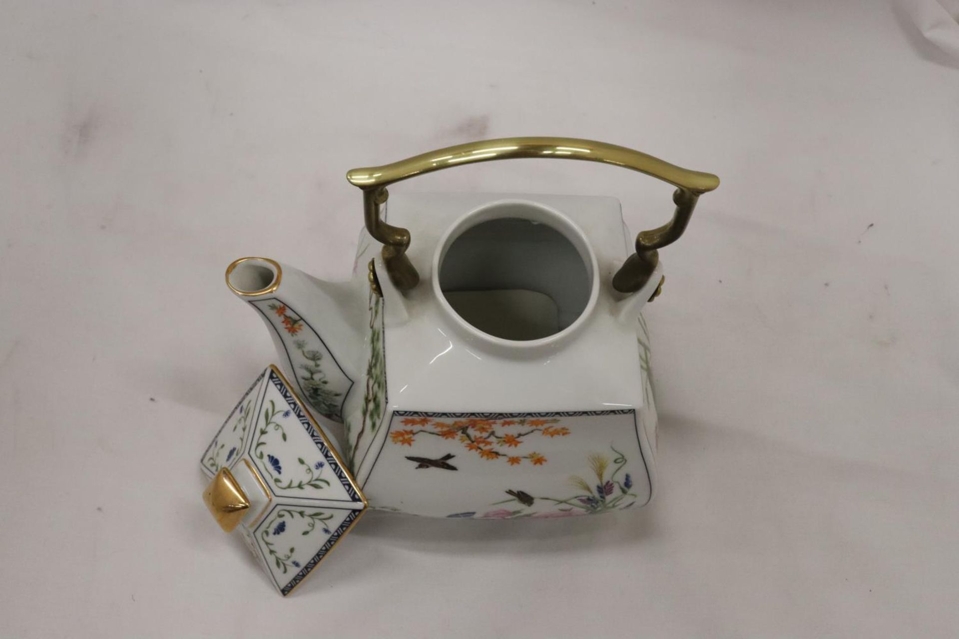 A FRANKLIN PORCELAIN 'THE BIRDS AND FLOWERS OF THE ORIENT' TEAPOT BY NAOKO NOBATA WITH 22CT GOLD - Image 5 of 7
