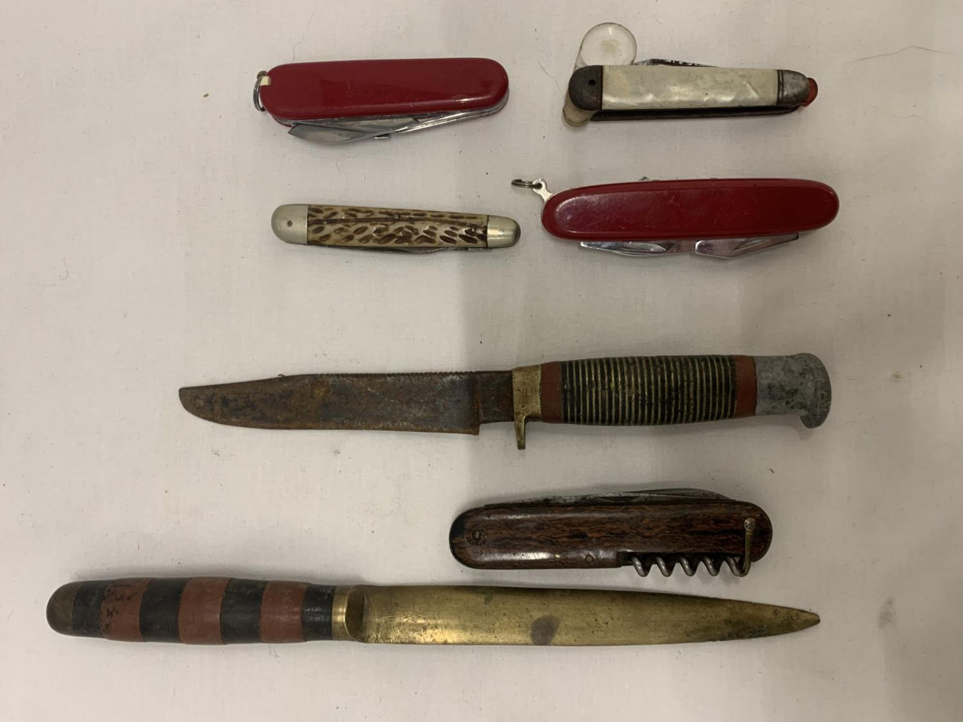 A COLLECTION OF VINTAGE KNIVES TO INCLUDE 5 PEN KNIVES