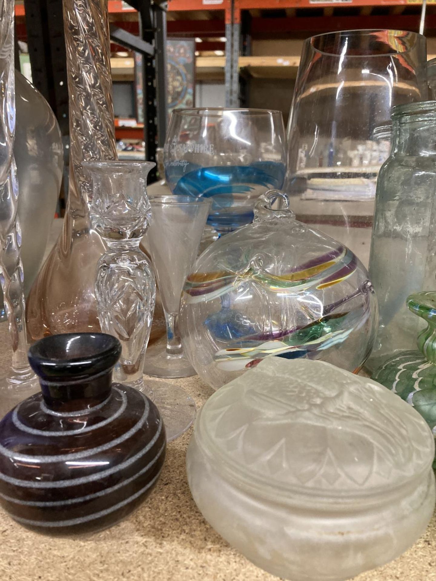 A GOOD COLLECTION OF ART GLASS TO INCLUDE CAITHNESS, GLASS OVERLAY VASE, OPALESCENT VASES, ETC - - Bild 4 aus 7