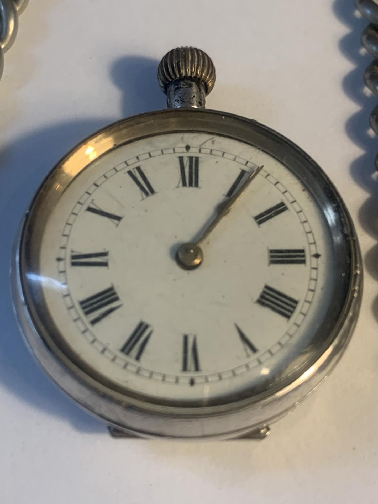 A MARKED 800 LADIES POCKET WATCH WITH CHAIN - Bild 2 aus 6