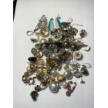 A LARGE QUANTITY OF COSTUME JEWELLERY EARRINGS