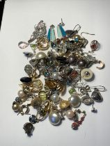A LARGE QUANTITY OF COSTUME JEWELLERY EARRINGS