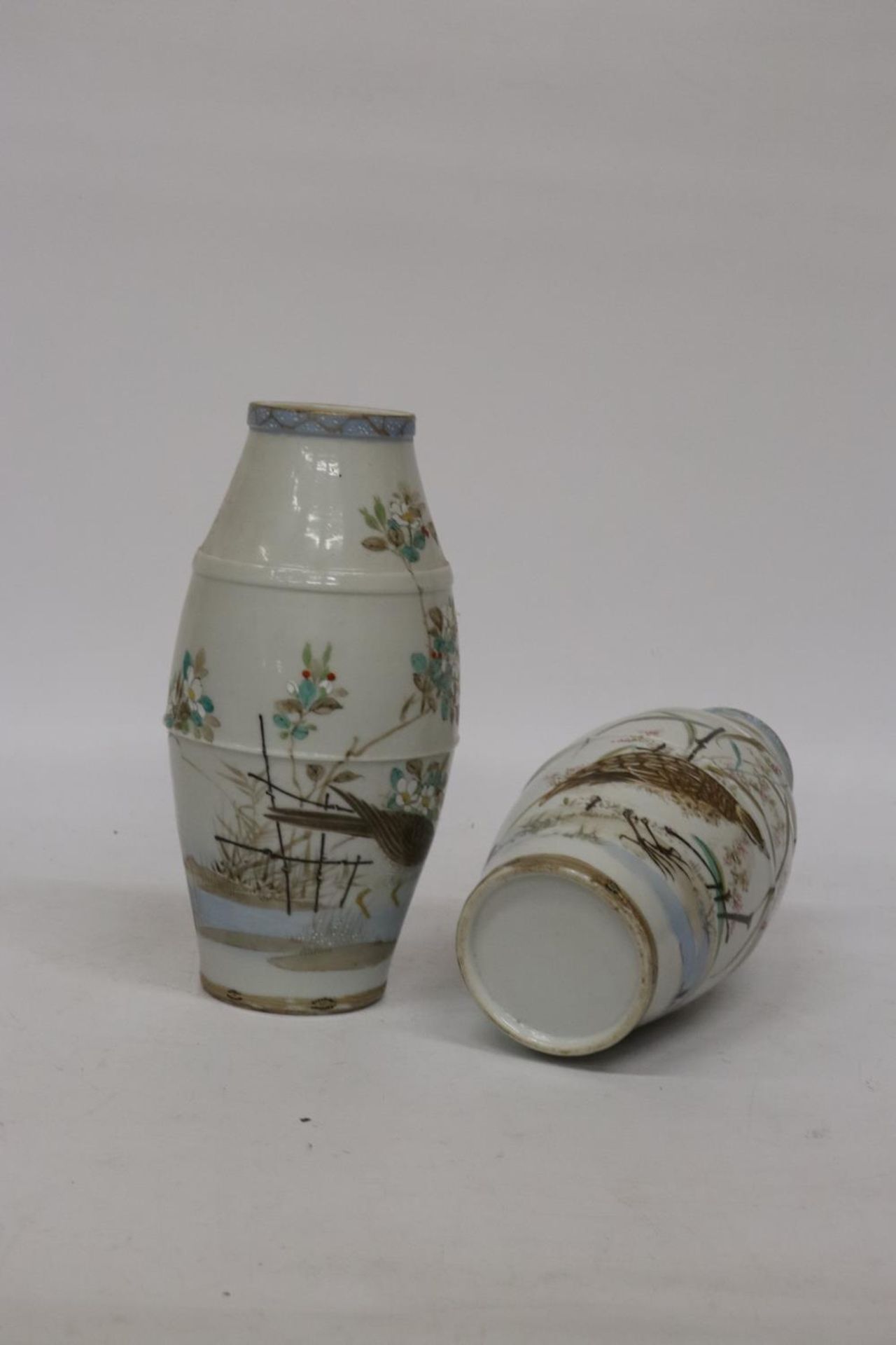 A PAIR OF JAPANESE EGGSHELL VASES WITH BIRD AND FLORAL DESIGN, UNMARKED TO BASE, HEIGHT 25CM - Image 5 of 5