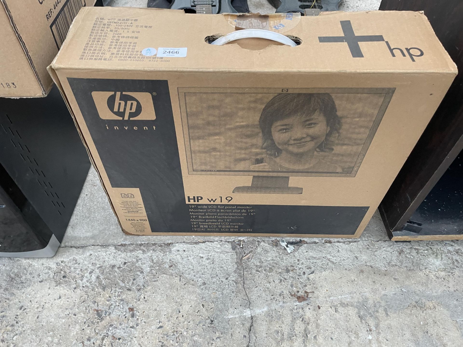 A HP 19" COMPUTER MONITOR