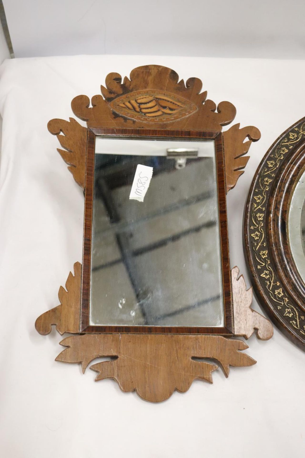 TWO VINTAGE WALL MIRRORS WITH CARVED WOODEN FRAMES, ONE OVAL, 28CM X 33CM, THE OTHER, RECTANGULAR - Bild 2 aus 5