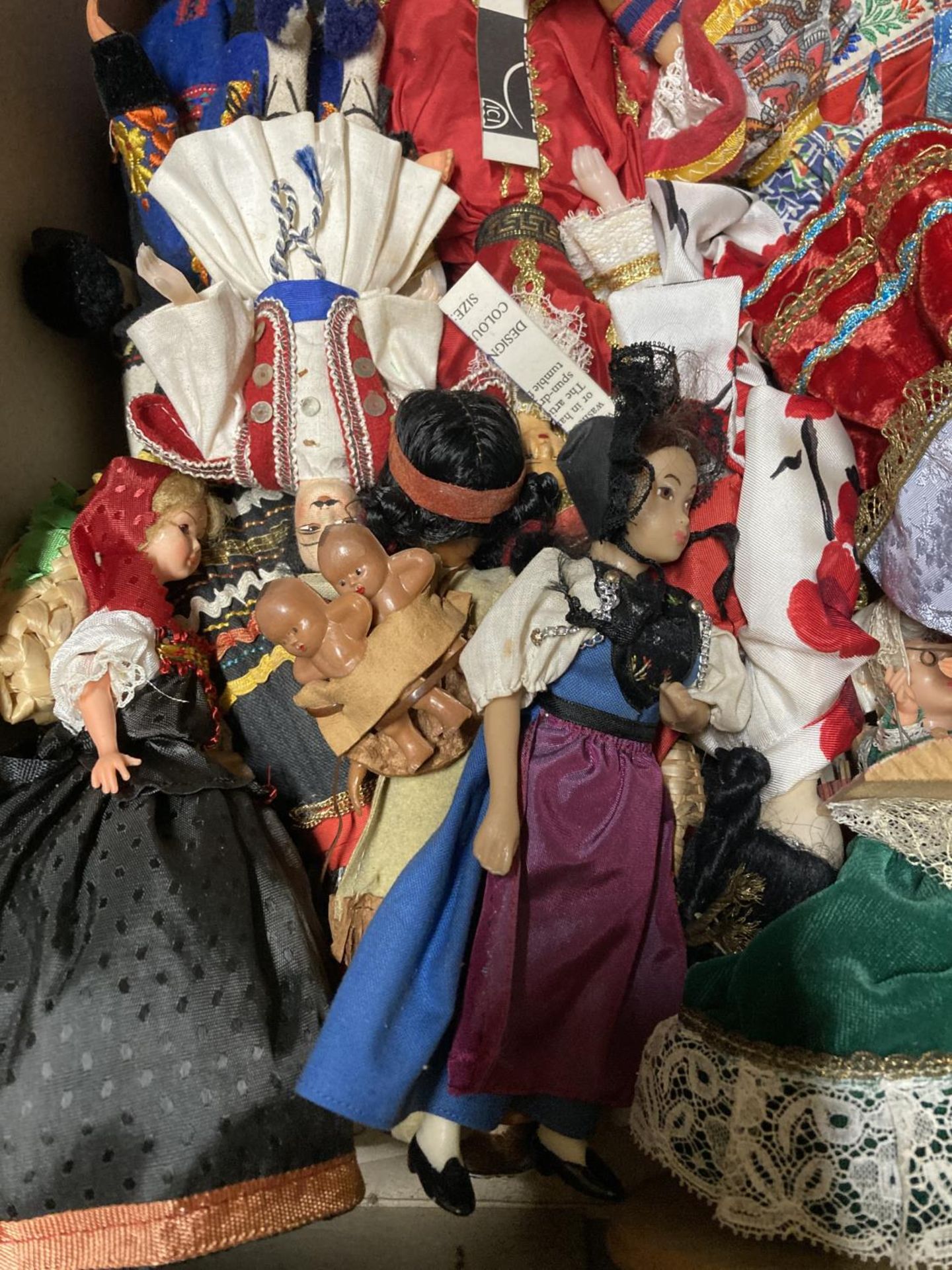 A LARGE COLLECTION OF DOLLS FROM AROUND THE WORLD - Bild 2 aus 4
