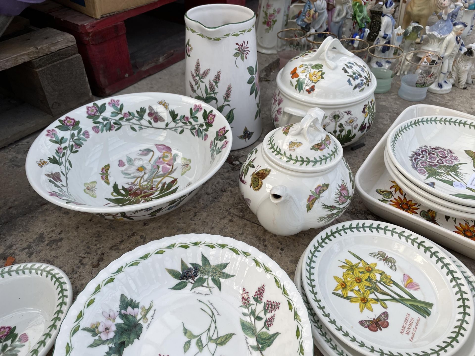 A LARGE ASSORTMENT OF ROYAL WORCESTER AND PORT MERION ITEMS TO INCLUDE DISHES, TUREENS AND BOWLS ETC - Image 4 of 5