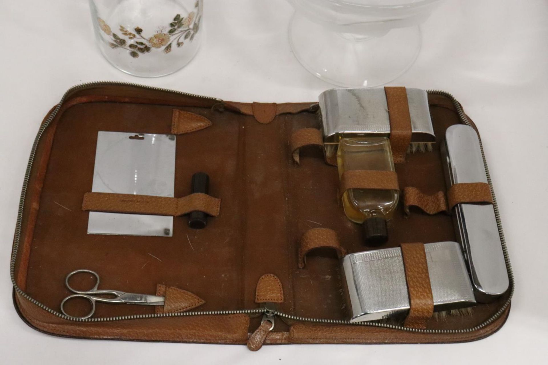 THREE ITEMS TO INCLUDE A GLASS BOWL, DECORATIVE GLASS JUG AND A GENTS TRAVEL CASE - Bild 2 aus 6