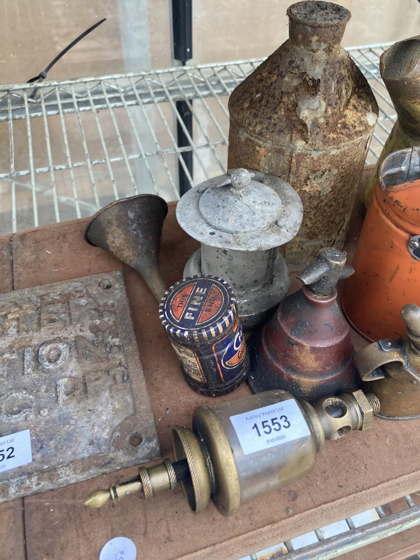 AN ASSORTMENT OF VINTAGE MOTOR ITEMS TO INCLUDE OIL JUGS, FUEL PUMP AND AN AMP METRE ETC - Image 2 of 4