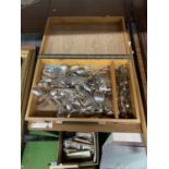 A QUANTITY OF VINTAGE FLATWARE TO INCLUDE A LARGE AMOUNT OF SUGAR TONGS, IN A WOODEN BOX