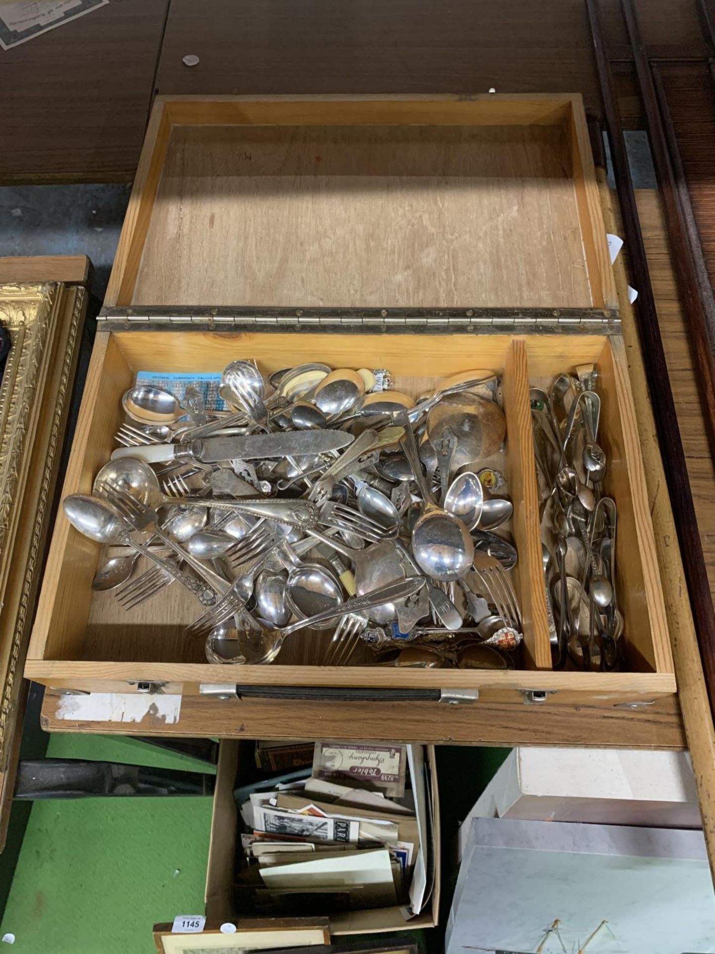 A QUANTITY OF VINTAGE FLATWARE TO INCLUDE A LARGE AMOUNT OF SUGAR TONGS, IN A WOODEN BOX