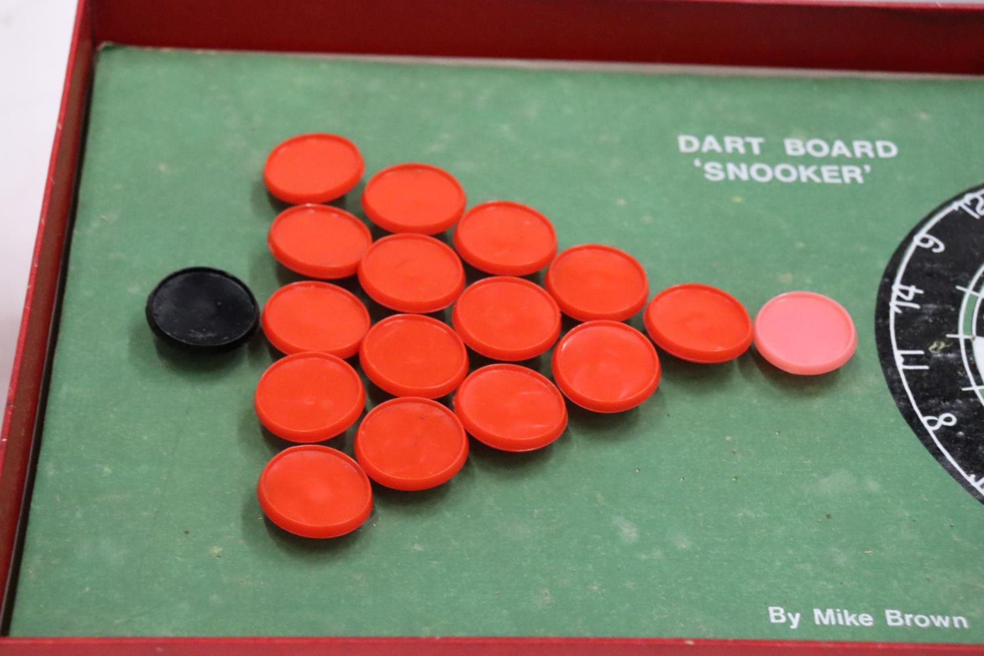 A RARE VINTAGE BOXED DART BOARD SNOOKER GAME - Image 3 of 6