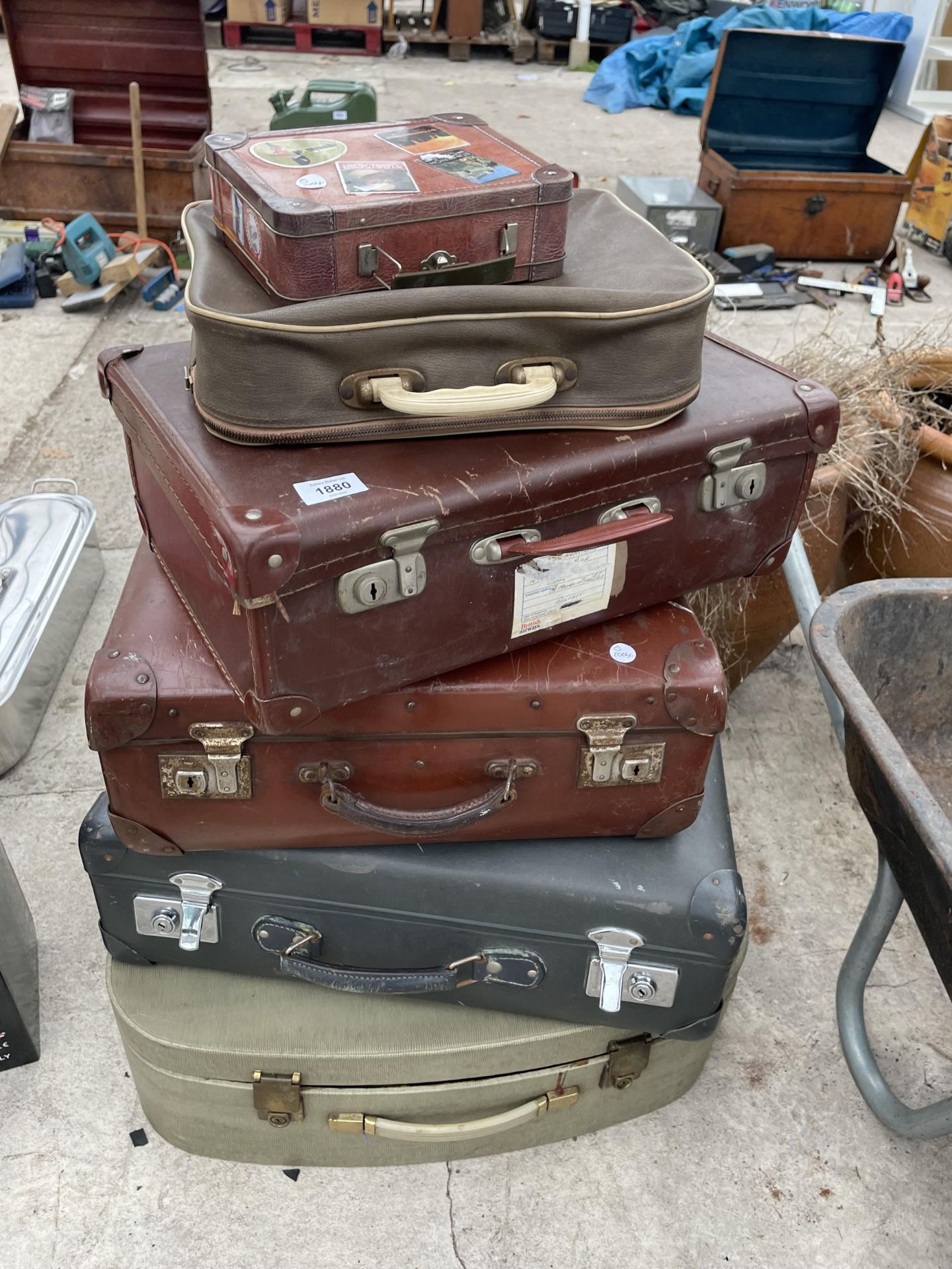 AN ASSORTMENT OF VINTAGE TRAVEL CASES