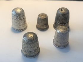 FIVE THIMBLES TO INCLUDE A HALLMARKED BIRMINGHAM, CHESTER, STERLING, INDISTINCT AND A FURTHER