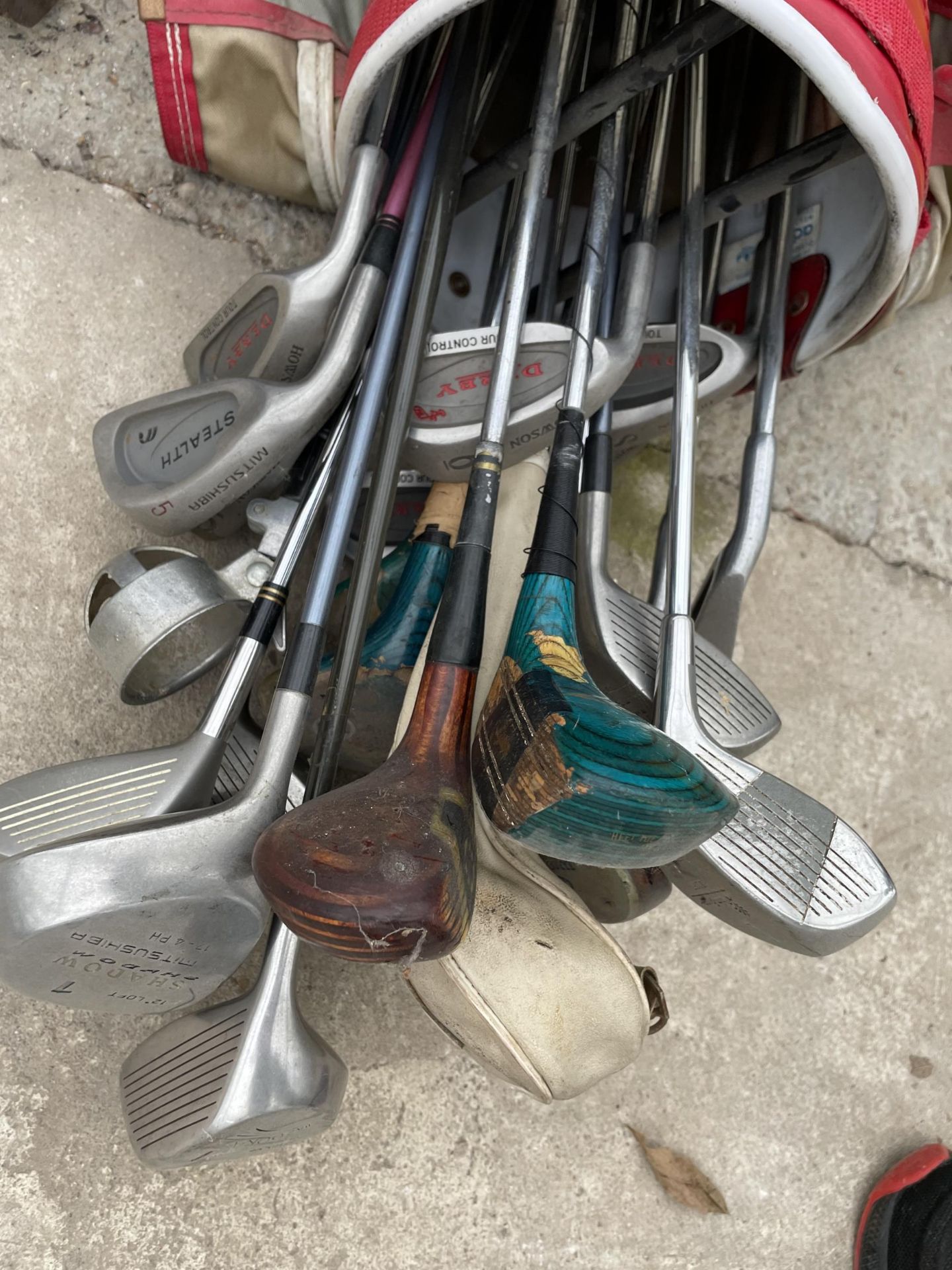 A VINTAGE GOLF BAG WITH AN ASSORTMENT OF VINTAGE GOLF CLUBS - Image 3 of 3