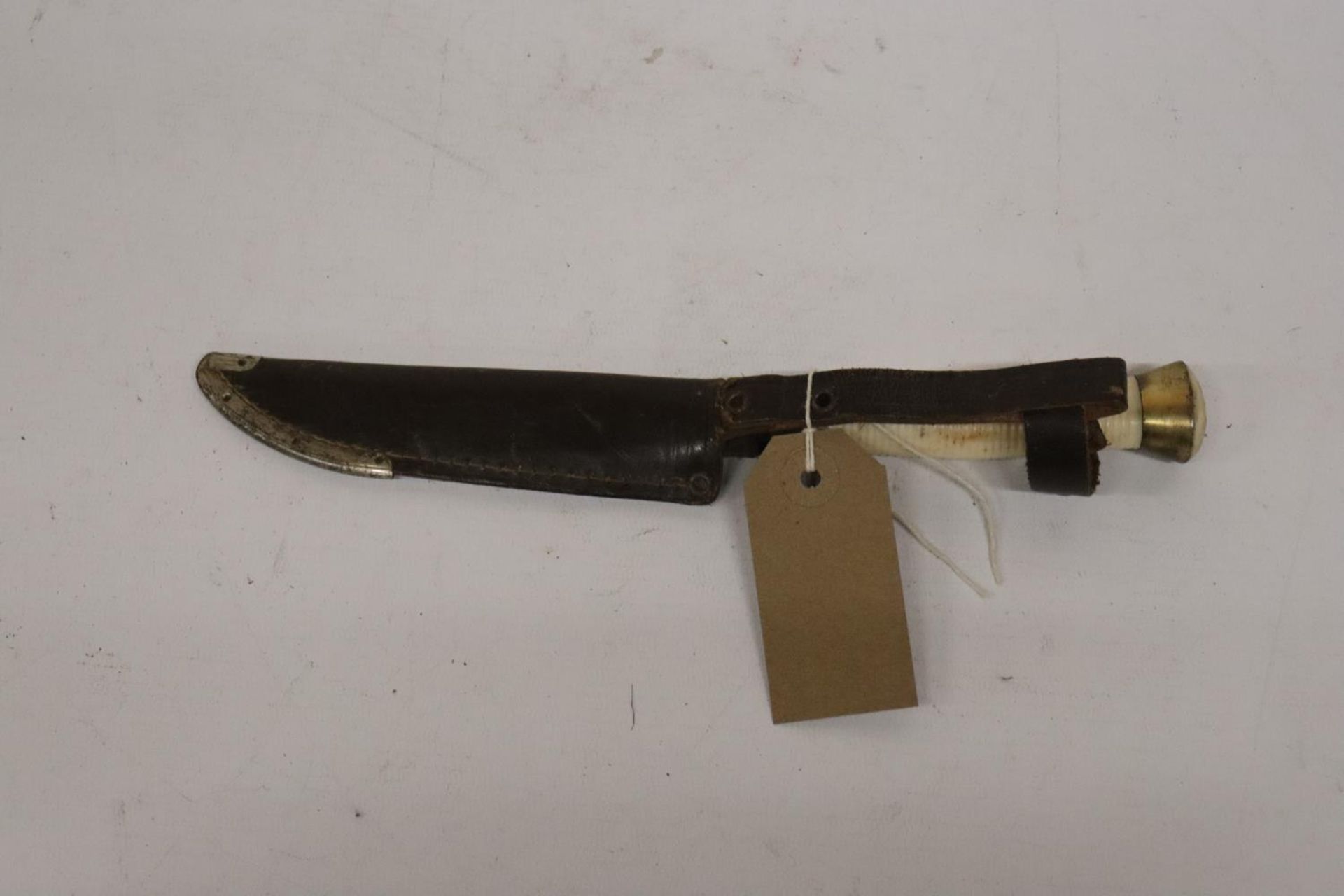 A HUNTING KNIFE AND SCABBARD, 12CM BLADE, LENGTH 24CM - Image 2 of 4