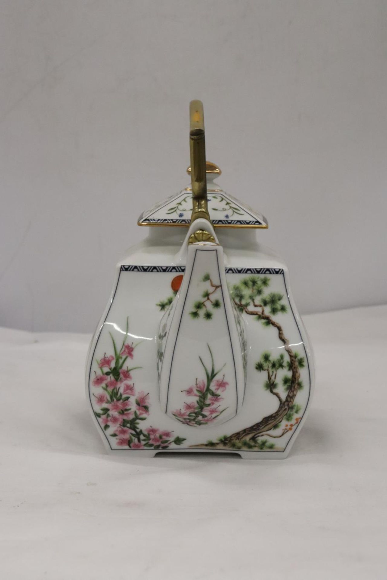 A FRANKLIN PORCELAIN 'THE BIRDS AND FLOWERS OF THE ORIENT' TEAPOT BY NAOKO NOBATA WITH 22CT GOLD - Image 2 of 7