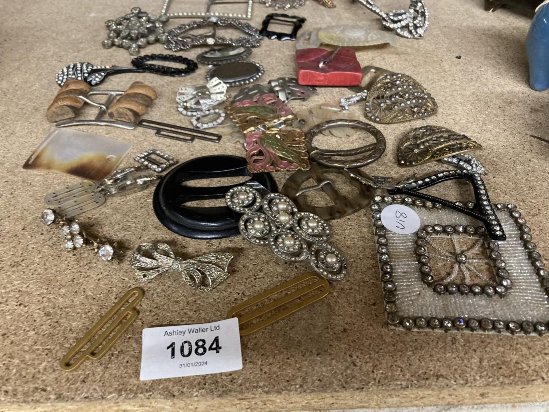 A QUANTITY OF VINTAGE BELT BUCKLES AND BROOCHES - Image 3 of 3