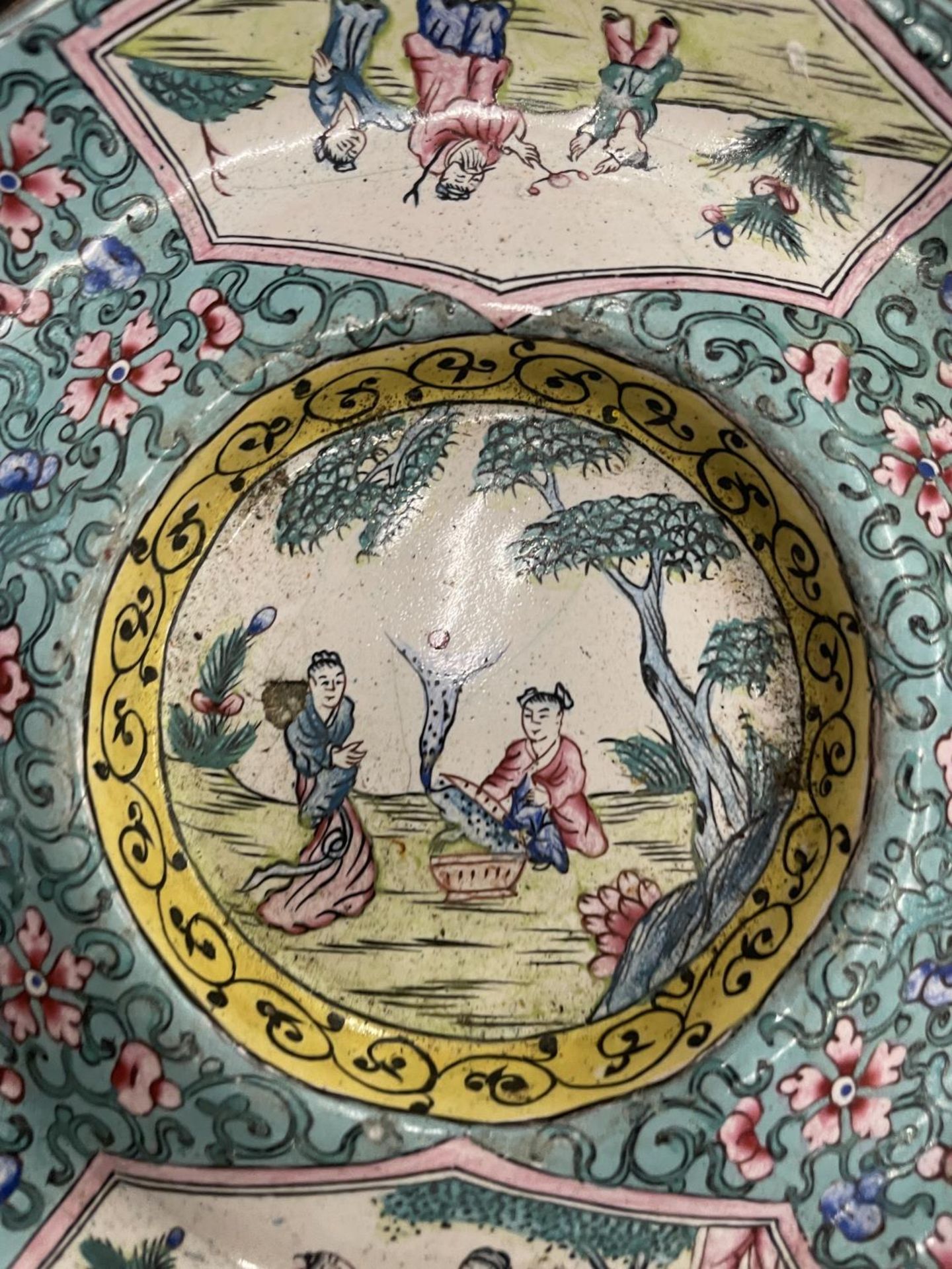 AN ORIENTAL ENAMELLED DISH, DIAMETER 15CM - Bild 3 aus 3