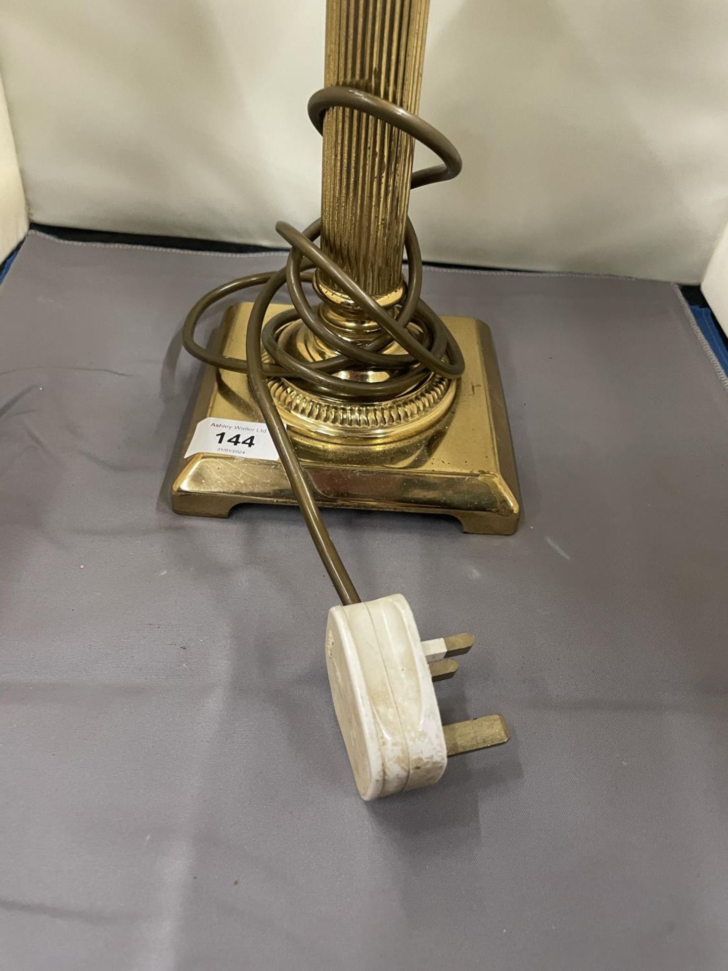 A VINTAGE BRASS TABLE LAMP WITH COLUMN BASE AND SHADE, HEIGHT 53CM - Image 2 of 3