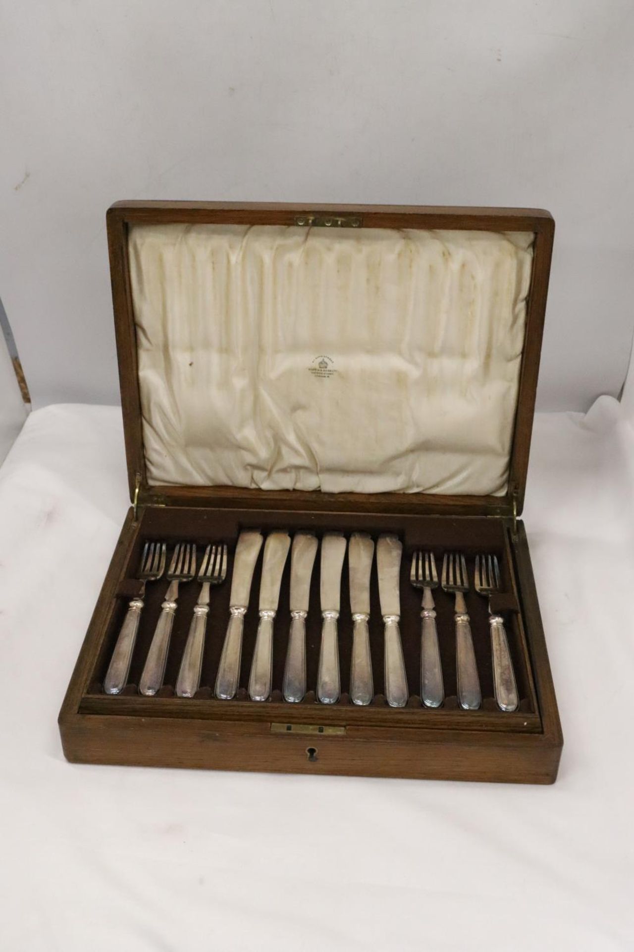 A VINTAGE MAPPIN AND WEBB KNIFE AND FORK SET IN A MAHOGANY CASE - Image 2 of 7