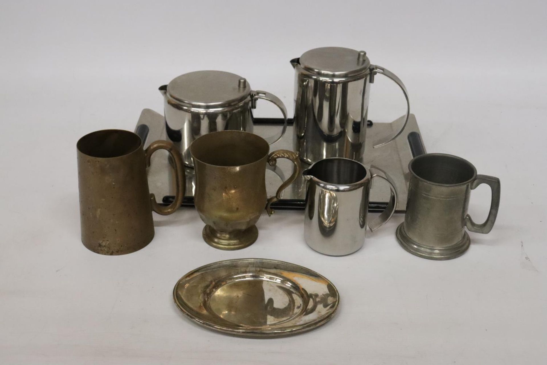 TWO BRASS TANKARDS, A PEWTER TANKARD, STAINLESS STEEL TEA POT, HOT WATER JUG AND CREAM JUG ON A TRAY - Image 4 of 5