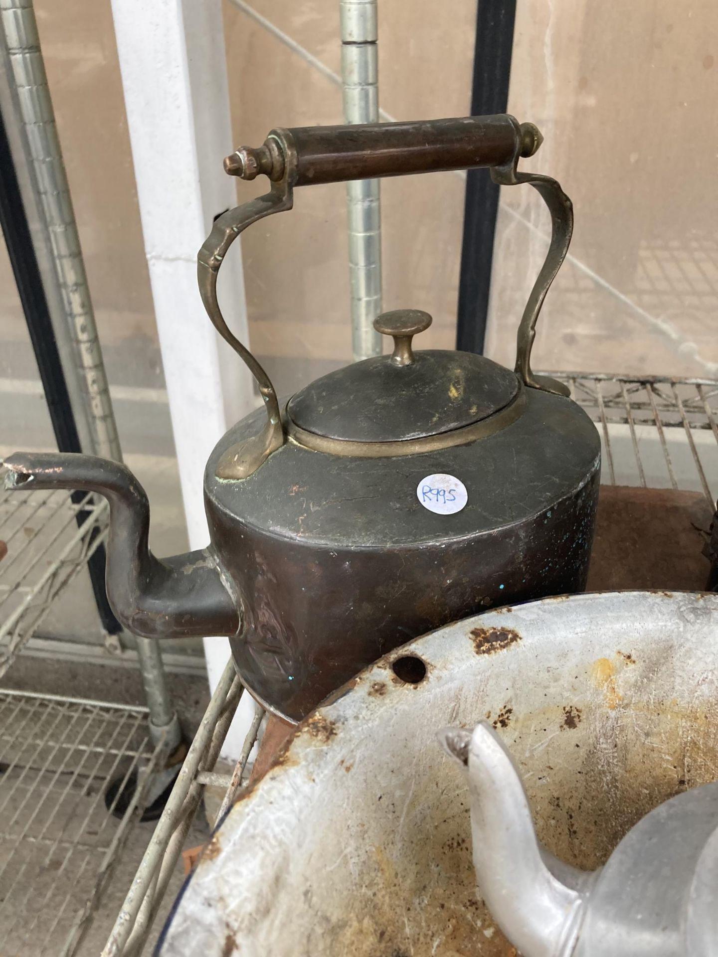 AN ASSORTMENT OF ITEMS TO INCLUDE A BRASS KETTLE AND A JUG ETC - Bild 4 aus 5