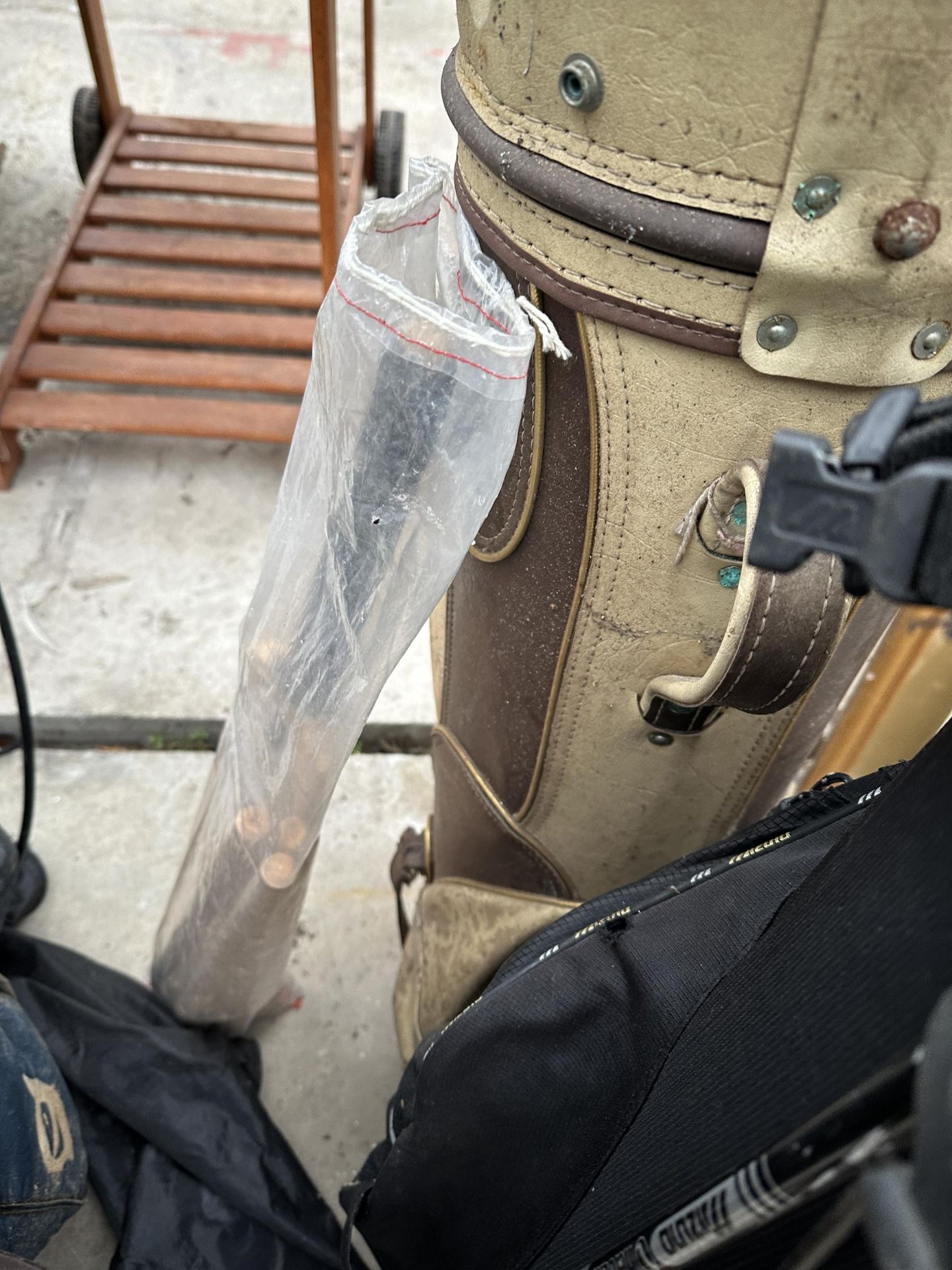 TWO GOLF BAGS AND AN ASSORTMENT OF VINTAGE GOLF CLUBS - Image 4 of 4