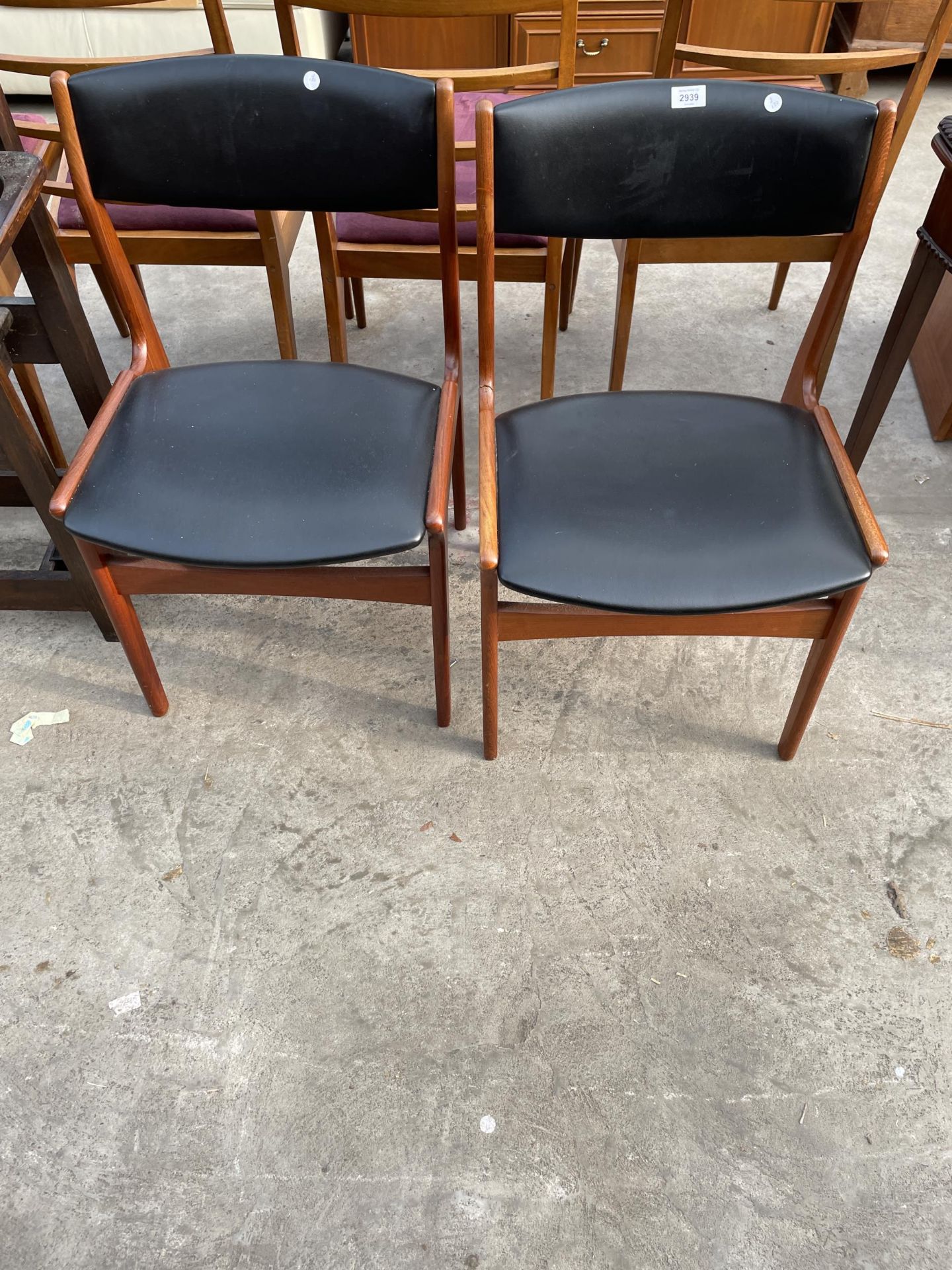 A PAIR OF DYRLUND (DENMARK) RETRO TEAK DINING CHAIRS WITH BLACK FAUX LEATHER SEATS AND BACKS