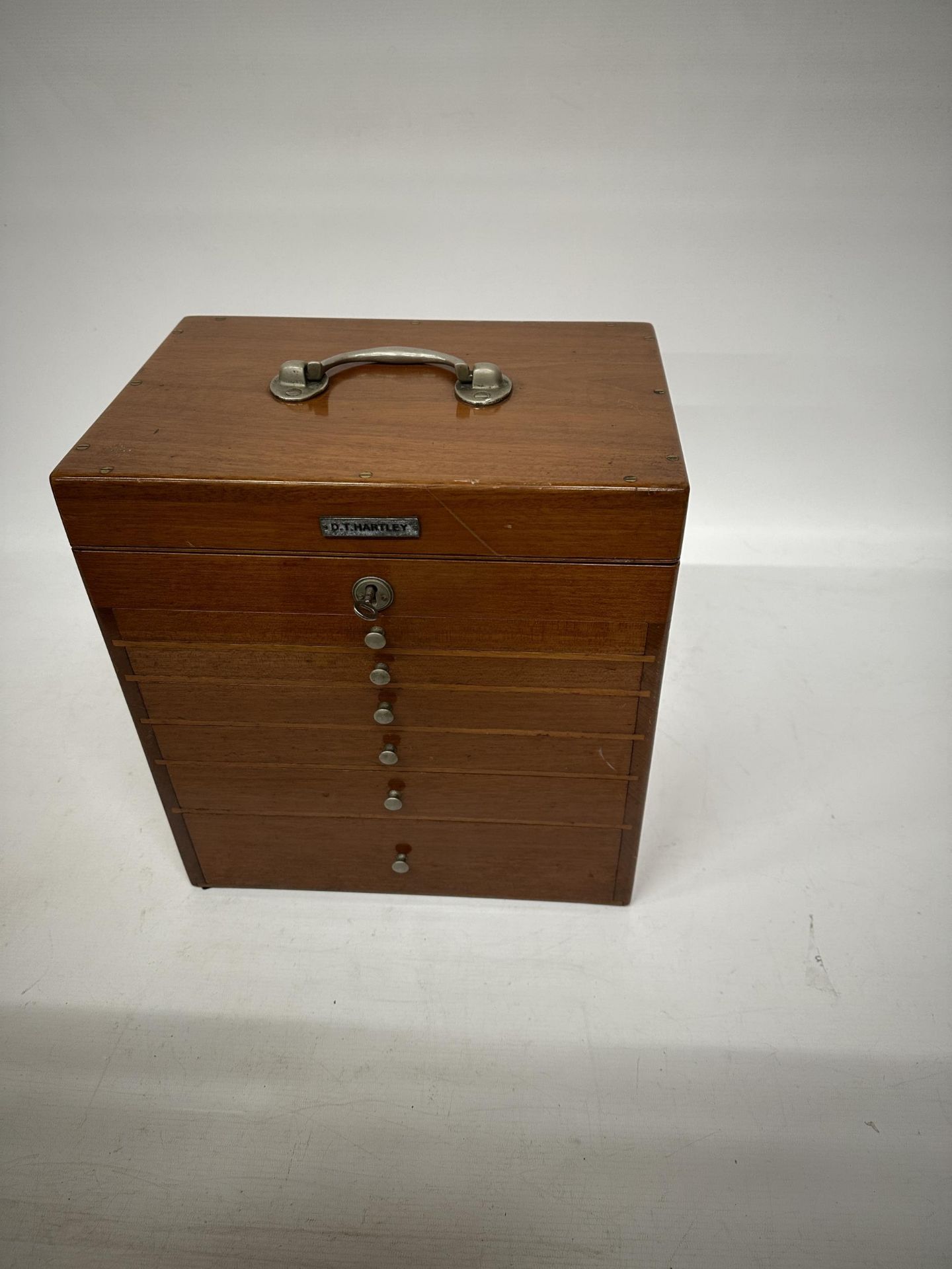 AN DENTAL SURGEON'S ANTIQUE TRAVEL CABINET WITH CONTENTS - Image 2 of 10