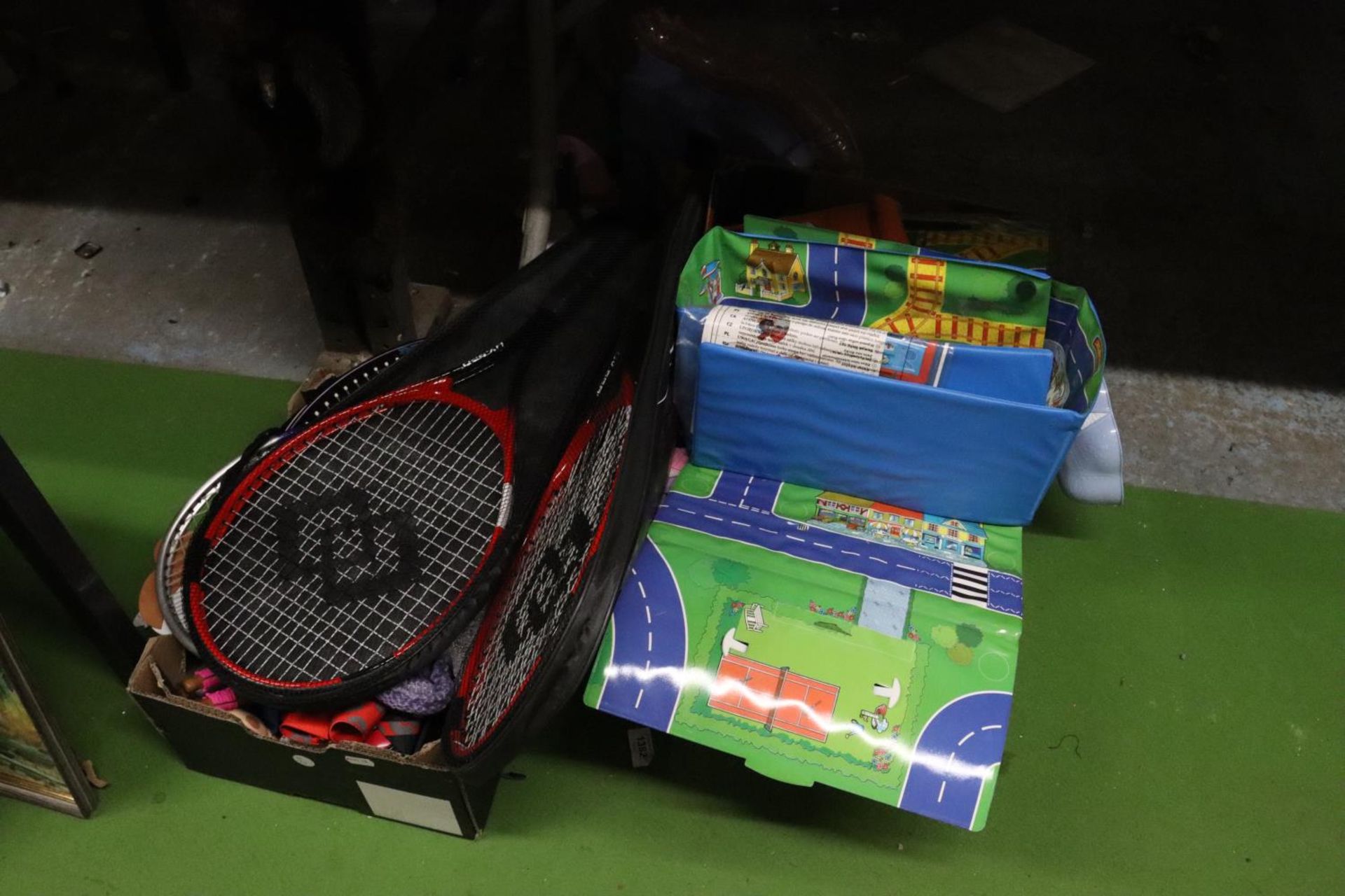A LARGE QUANTITY OF TOYS AND SPORTING EQUIPMENT TO INCLUDE TENNIS RACKETS, BOOMERANG, PLAYMATS, SOFT