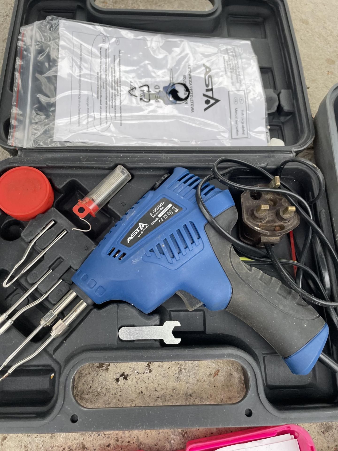 AN ASSORTMENT OF TOOLS TO INCLUDE SOLDERING IRONS, WIRE AND A DREMEL MULTI TOOL ETC - Bild 3 aus 4