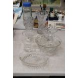 A QUANTITY OF GLASSWARE TO INCLUDE VASES, BOWLS, ETC - 7 PIECES IN TOTAL