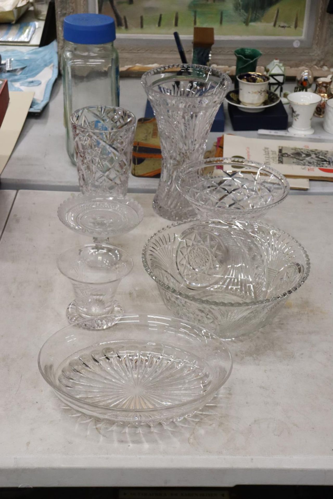 A QUANTITY OF GLASSWARE TO INCLUDE VASES, BOWLS, ETC - 7 PIECES IN TOTAL