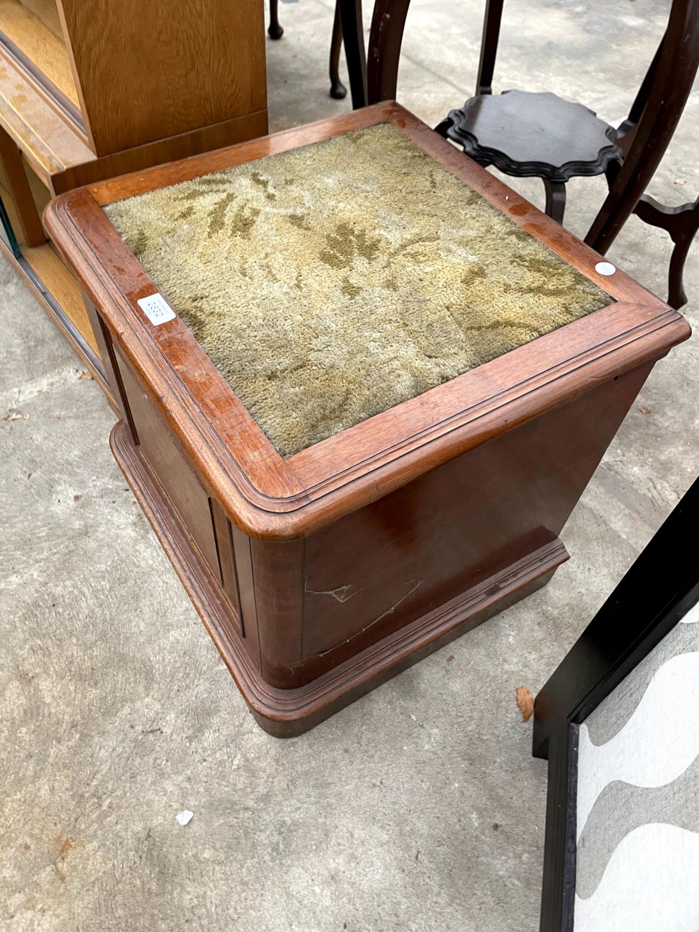 A VICTORIAN MAHOGANY BOX COMMODE - Bild 2 aus 4