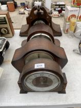 FIVE VINTAGE WOODEN CASED MANTLE CLOCKS TO INCLUDE THREE CHIMING EXAMPLES