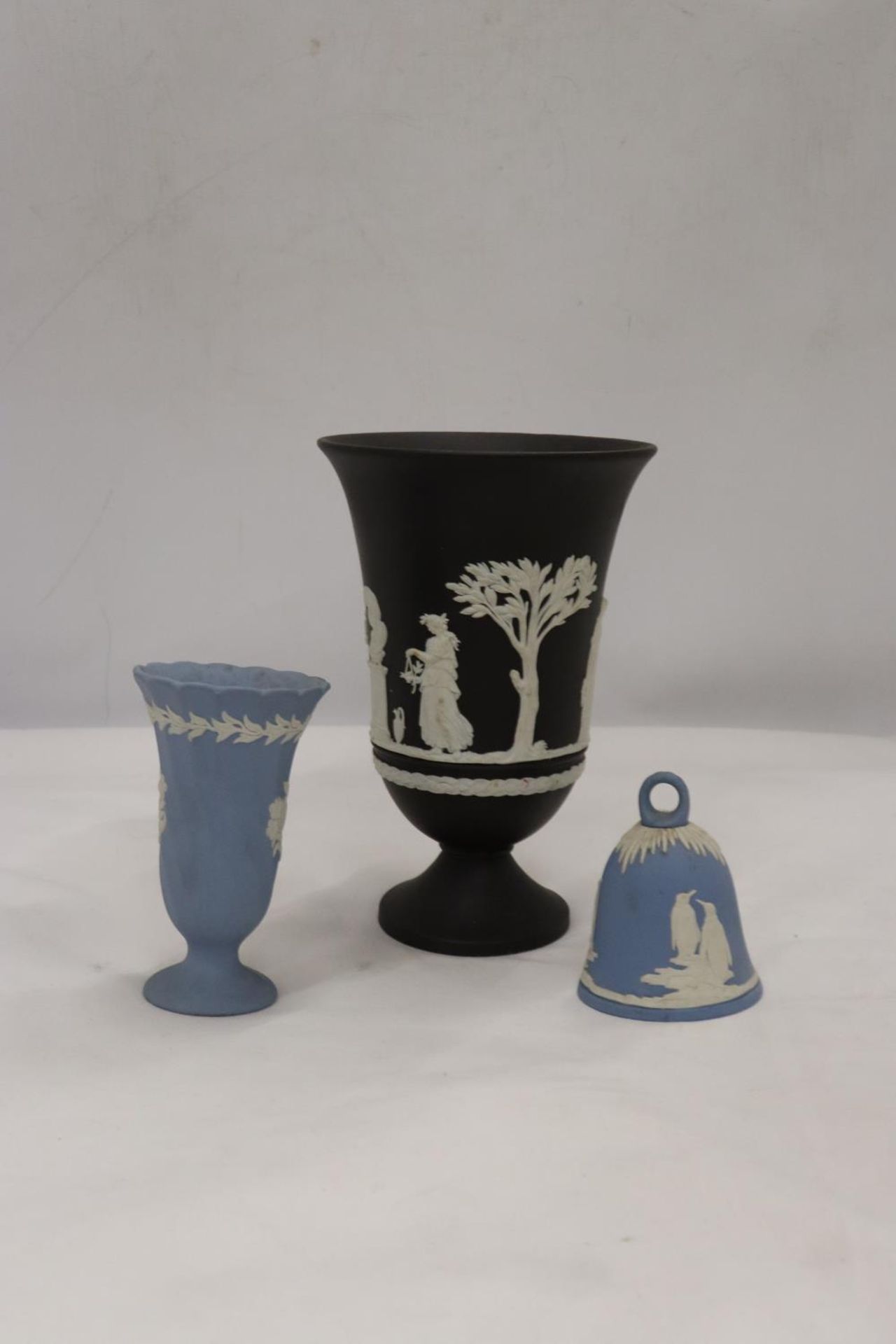 THREE PIECES OF WEDGWOOD JASPERWARE TO INCLUDE A BLACK VASE, HEIGHT 18CM - Bild 2 aus 3