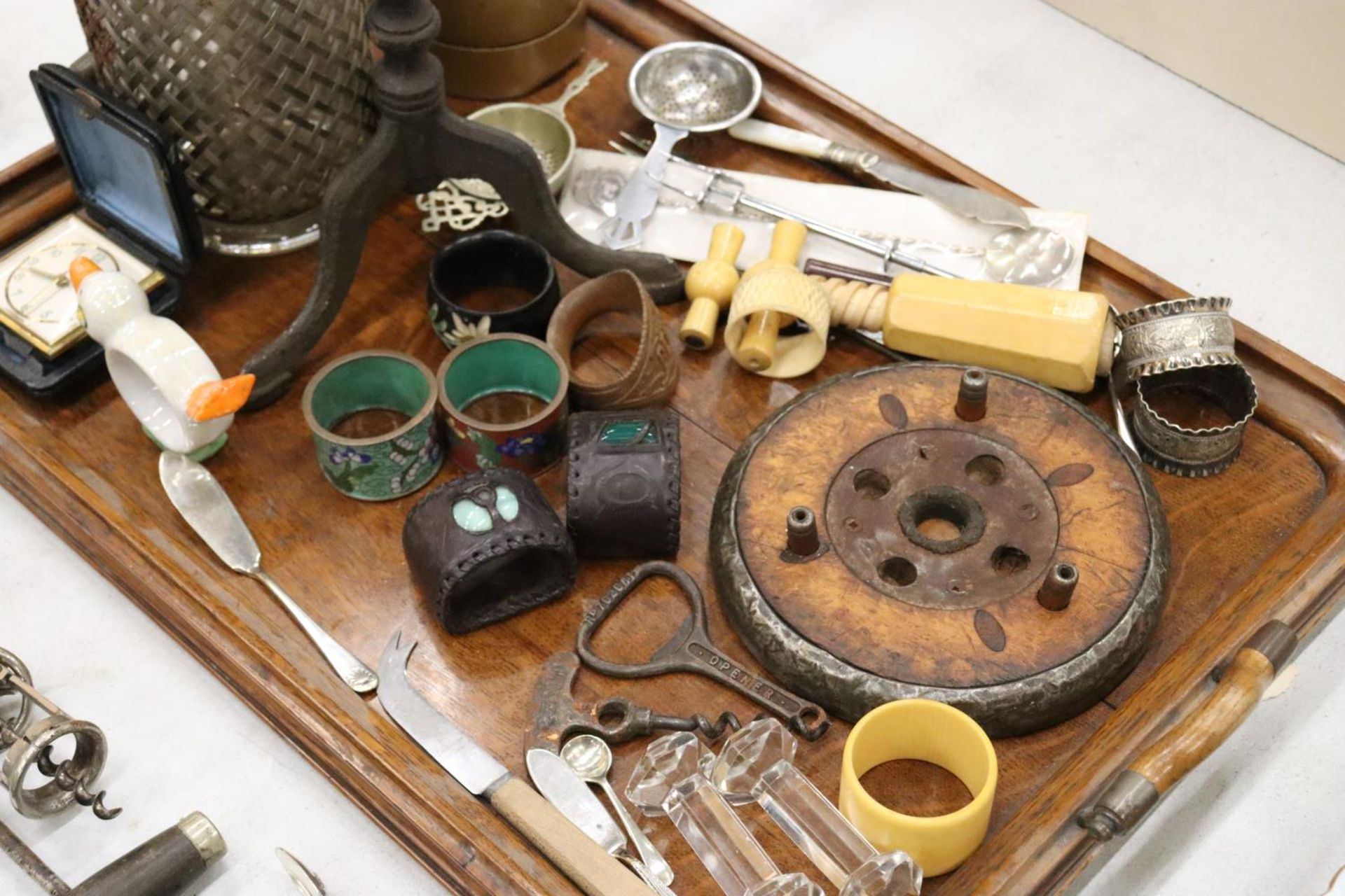 A MIXED VINTAGE LOT TO INCLUDE AN OAK HANDLED TRAY, NAPKIN RINGS, SODA SYPHONS, KNIFE RESTS, - Image 5 of 5