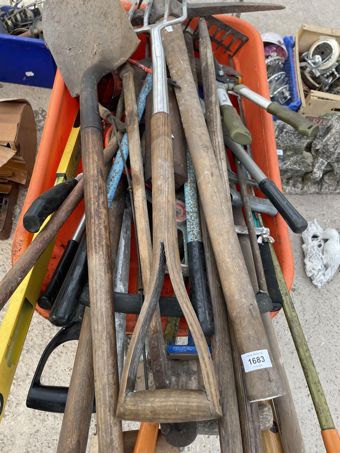 AN ORANGE PLASTIC WHEEL BARROW WITH A LARGE ASSORTMENT OF GARDEN TOOLS TO INCLUDE SPADES, FORKS - Bild 4 aus 4