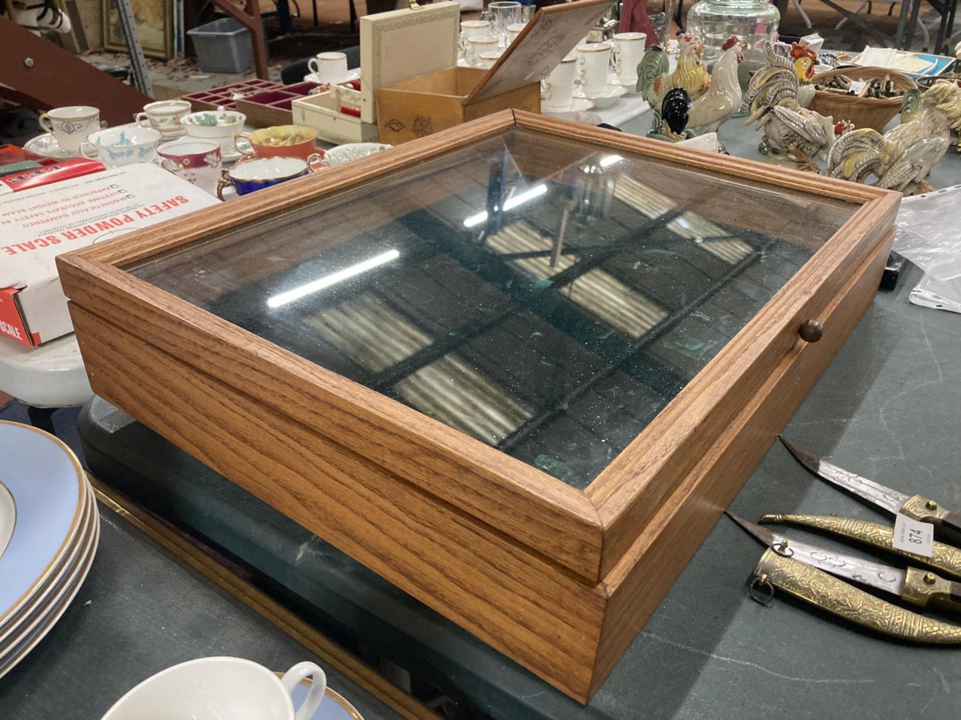 A PINE FRAMED TABLE TOP PRESENTATION BOX - Image 3 of 3