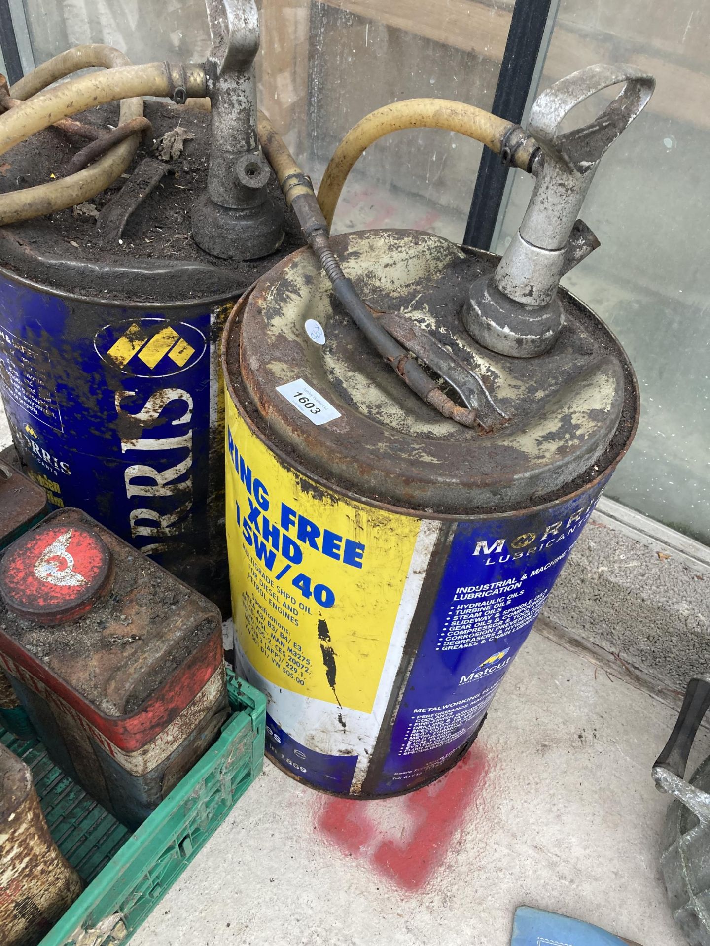 AN ASSORTMENT OF VINTAGE OIL AND GREASE CANS TO INCLUDE MORRIS AND SIMONIZ ETC - Image 3 of 4