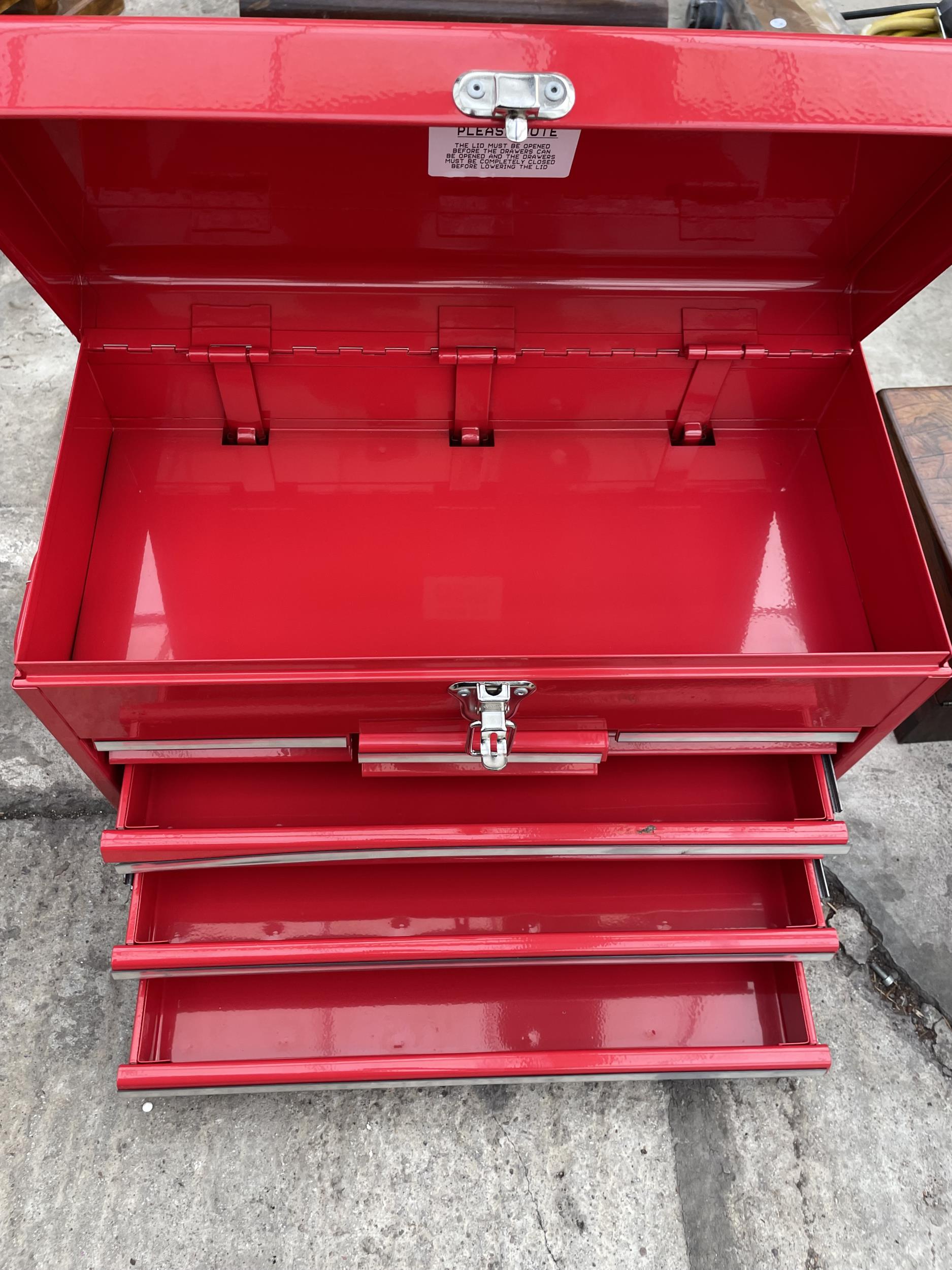 A RED METAL WORKSHOP TOOL BOX WITH SIX DRAWERS AND A TOP STORAGE COMPARTMENT - Image 3 of 4