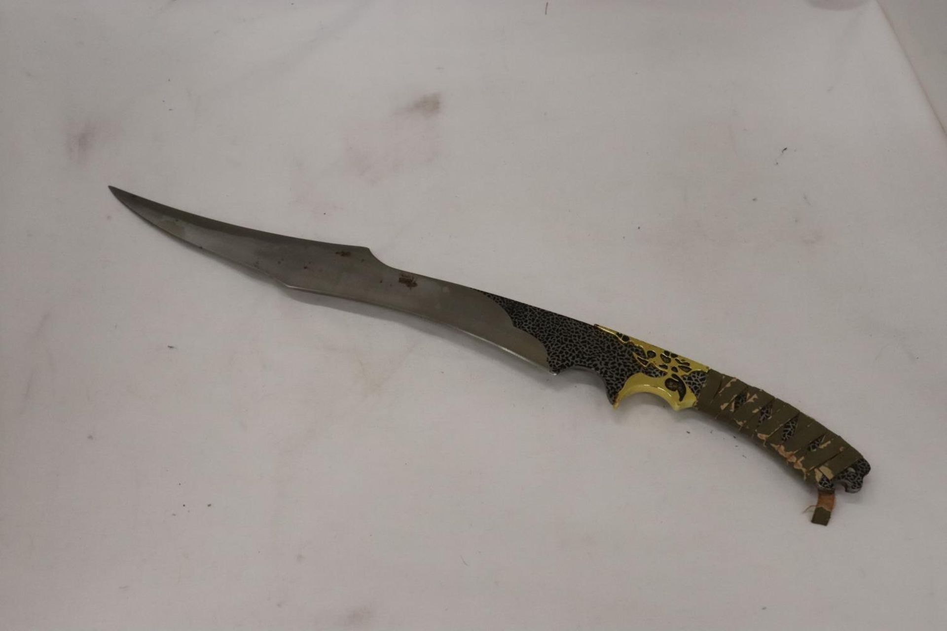 A VINTAGE STYLE HUNTING KNIFE - Image 2 of 5