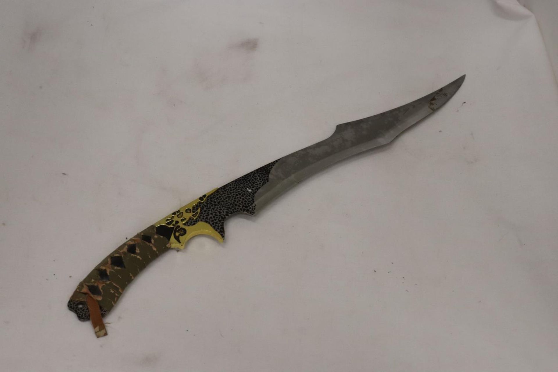 A VINTAGE STYLE HUNTING KNIFE - Image 3 of 5