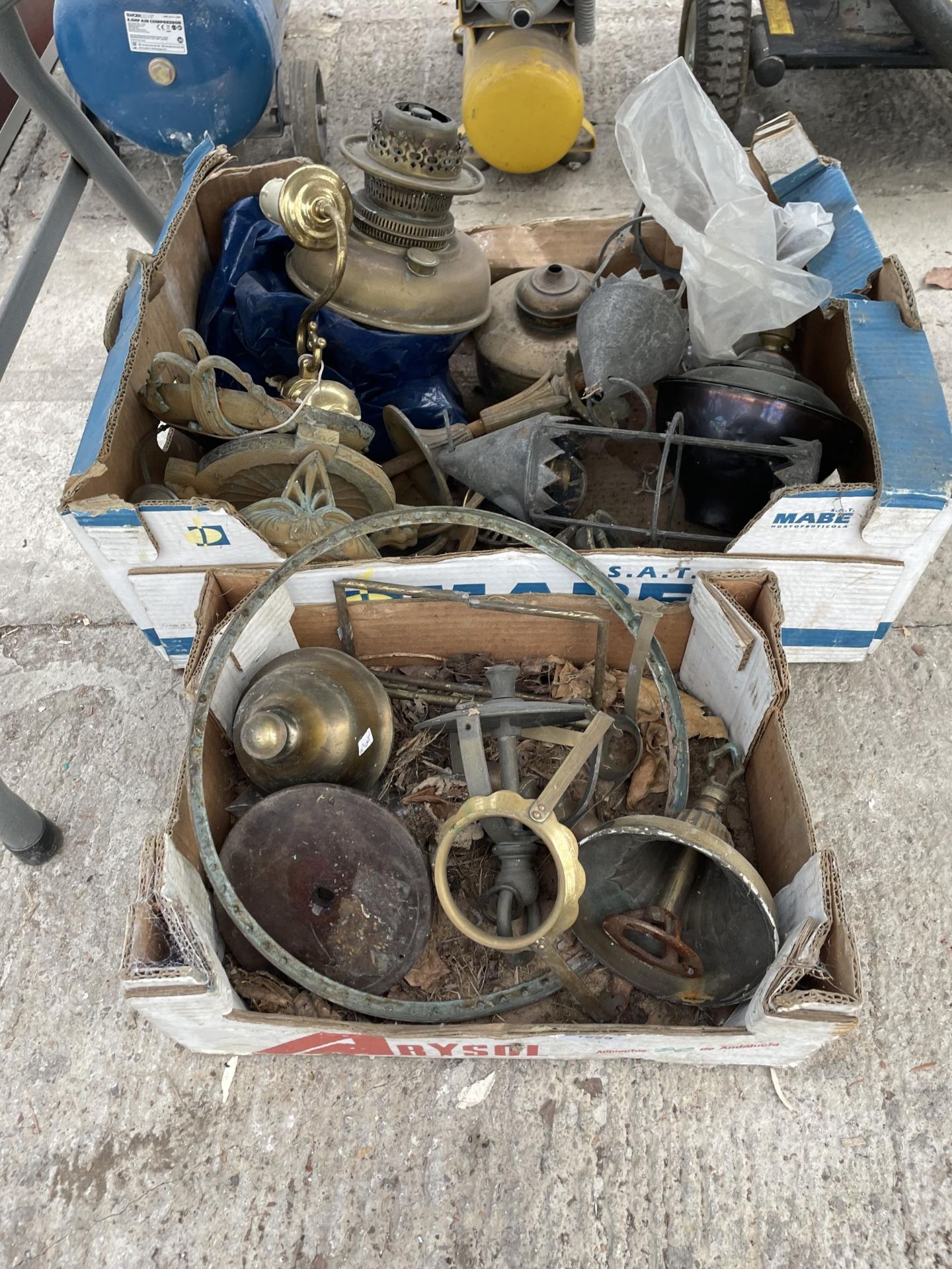 AN ASSORTMENT OF VINTAGE LIGHT AND OIL LAMP SPARES